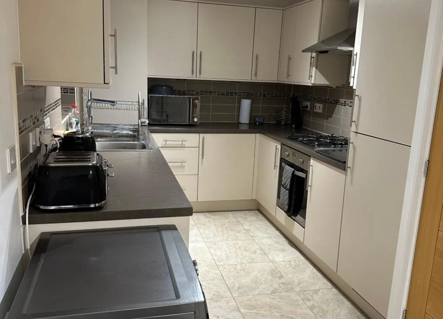 Rum i privatbostad Cosy Double Bedroom In Newcastle Upon Tyne - Access To Shared Kitchen, Shared Lounge And Shared Conservatory Areas Inc Sky Tv And Netflix