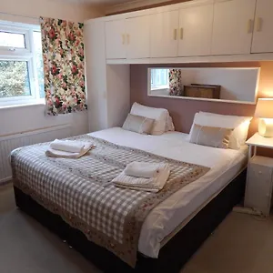 Two Bedroom Corporate And Family Stay With Parking - Orbitat Accommodations , Cambridge (Cambridgeshire) United Kingdom