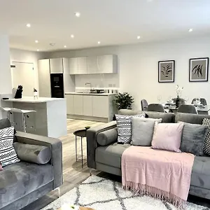 Luxury 3 Bed House W Parking & Garden! 1 , Bournemouth United Kingdom