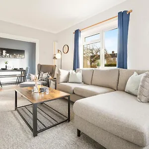 Stylish & Convenient 4br House W/ Garden & Parking , Bournemouth United Kingdom